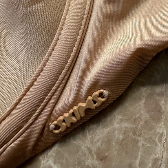 SKIMS WEIGHTLESS SCOOP BRA SIZE 40D - Picture 8 of 8